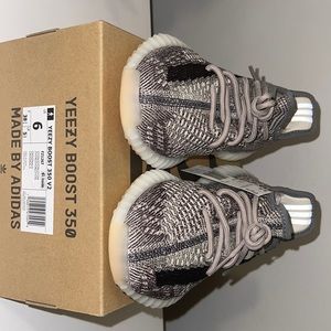 adidas Yeezy Boost 350 V2